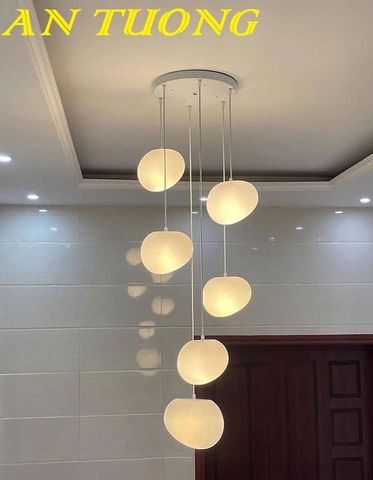 Đèn thả thông tầng cầu thang - phòng khách đẹp, hiện đại