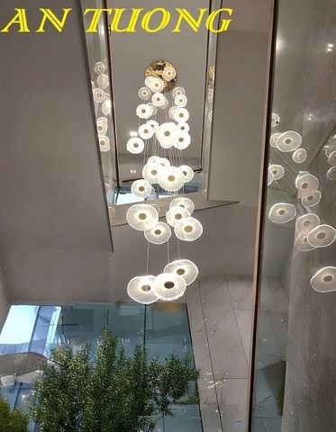 Đèn thả thông tầng lá sen trang trí cầu thang phòng khách đẹp