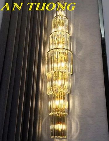 Đèn tường trang trí đẹp gắn tường phòng khách thông tầng hiện đại