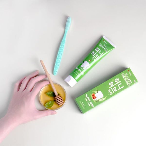 Combo 2 Kem Đánh Răng Lath Beauty Hàn Quốc Honey Herb Giảm Chảy Máu Chân Răng Ngăn Ngừa Viêm Răng ,Hôi Miệng 150gx2 Tặng Kem Đánh Răng Capitano Cho Bé 3+ Hương Dâu 75ml