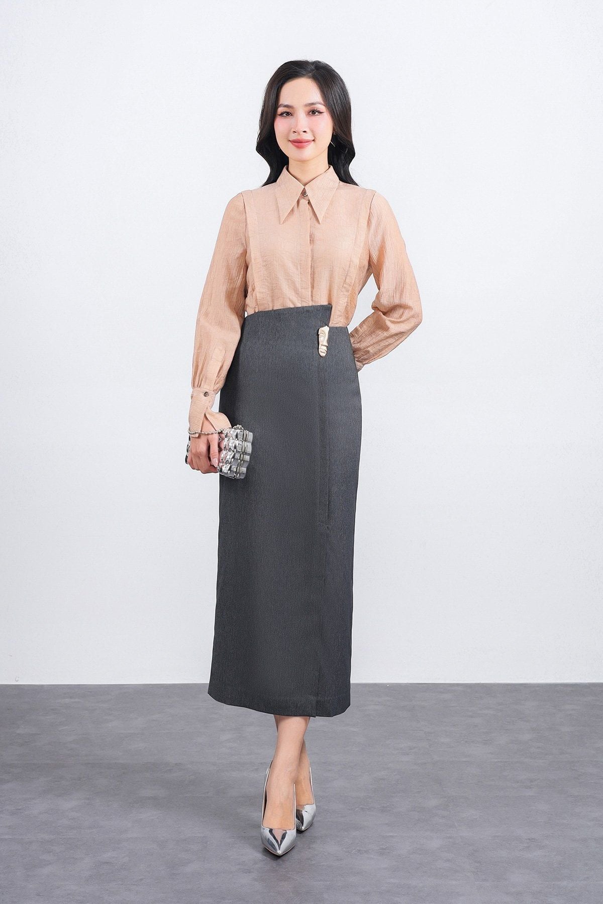 FJD51264 - Chân váy dài vải thô dáng suông eo phối vạt lệch tạo kiểu kèm phụ kiện kim loại thời trang - PANTIO