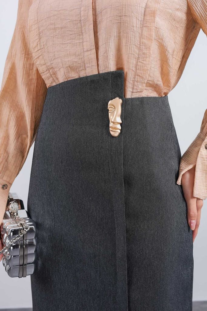 FJD51264 - Chân váy dài vải thô dáng suông eo phối vạt lệch tạo kiểu kèm phụ kiện kim loại thời trang - PANTIO