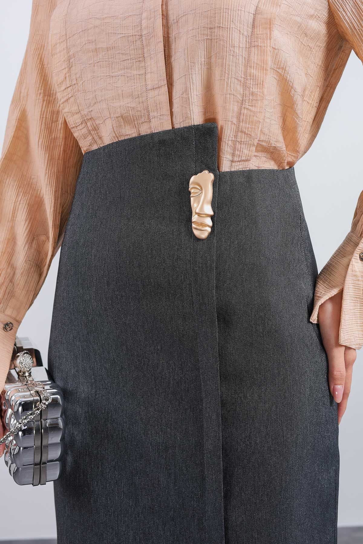 FJD51264 - Chân váy dài vải thô dáng suông eo phối vạt lệch tạo kiểu kèm phụ kiện kim loại thời trang - PANTIO