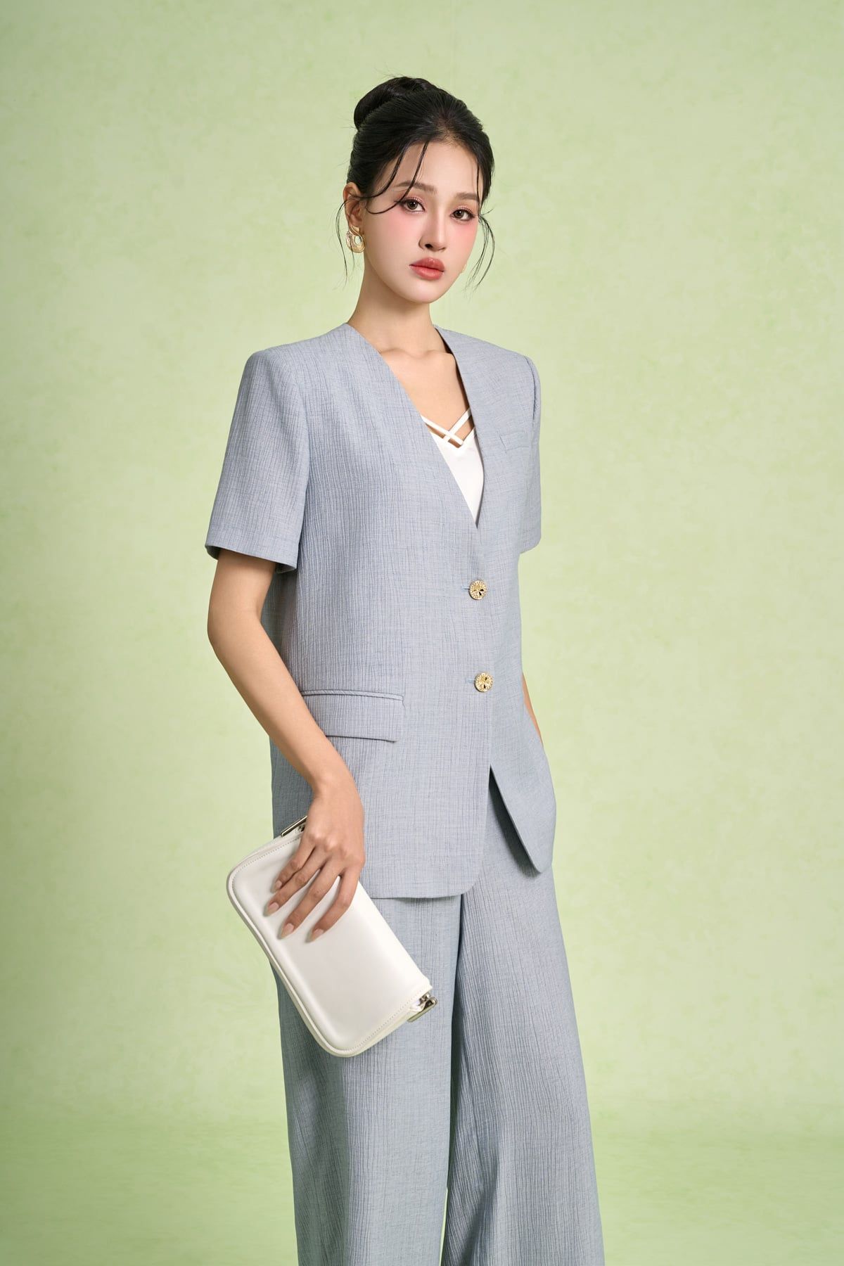 BAD13651 - Áo vest công sở vải tơ dáng suông cổ xẻ V tay cộc thân áo phối khuy bọc có nắp túi ốp tạo kiểu - PANTIO