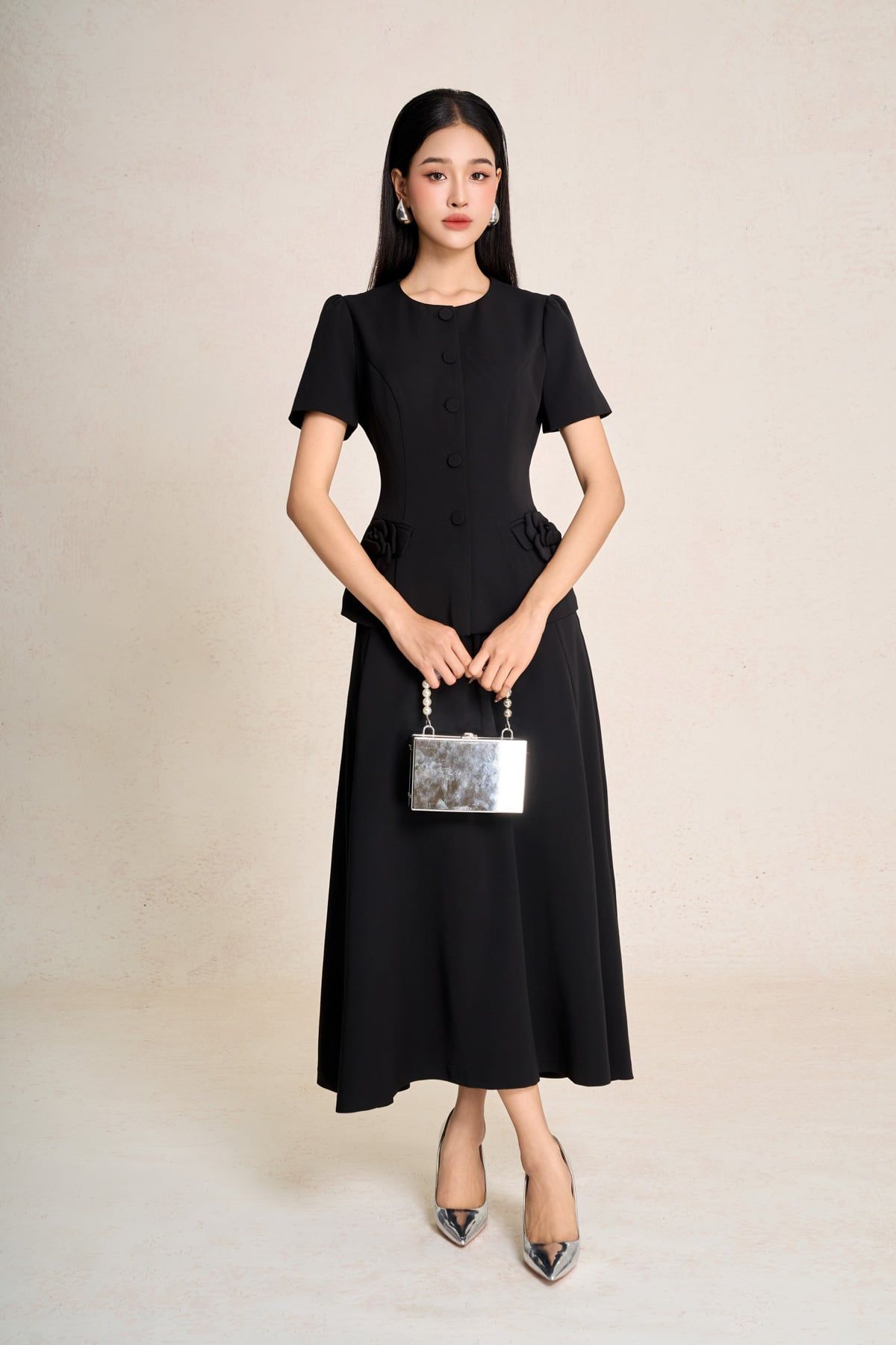 BAD13658 - Áo kiểu công sở vải tuytsi dáng peplum cổ tròn tay cộc thân áo phối khuy bọc đính hoa tạo kiểu - PANTIO