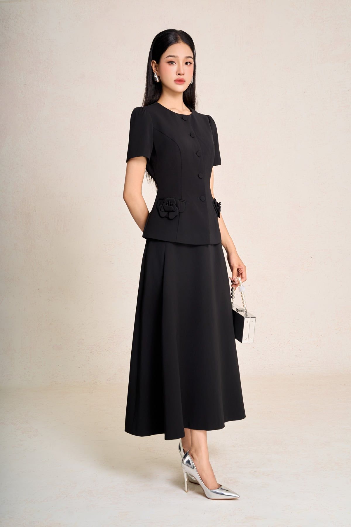 BAD13658 - Áo kiểu công sở vải tuytsi dáng peplum cổ tròn tay cộc thân áo phối khuy bọc đính hoa tạo kiểu - PANTIO