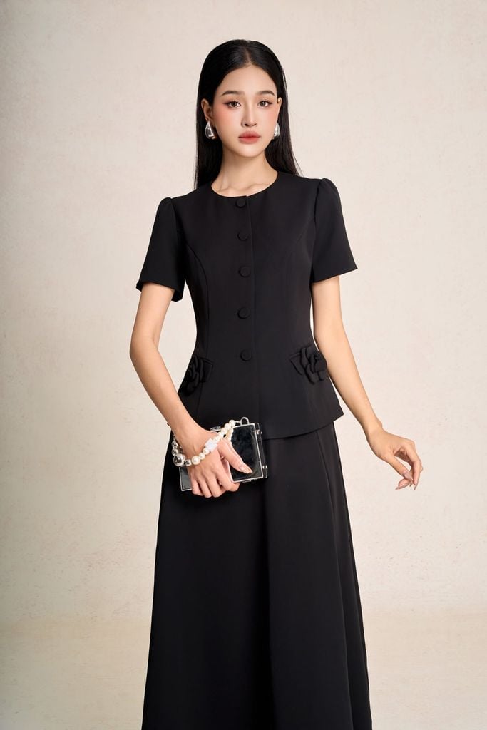 BAD13658 - Áo kiểu công sở vải tuytsi dáng peplum cổ tròn tay cộc thân áo phối khuy bọc đính hoa tạo kiểu - PANTIO