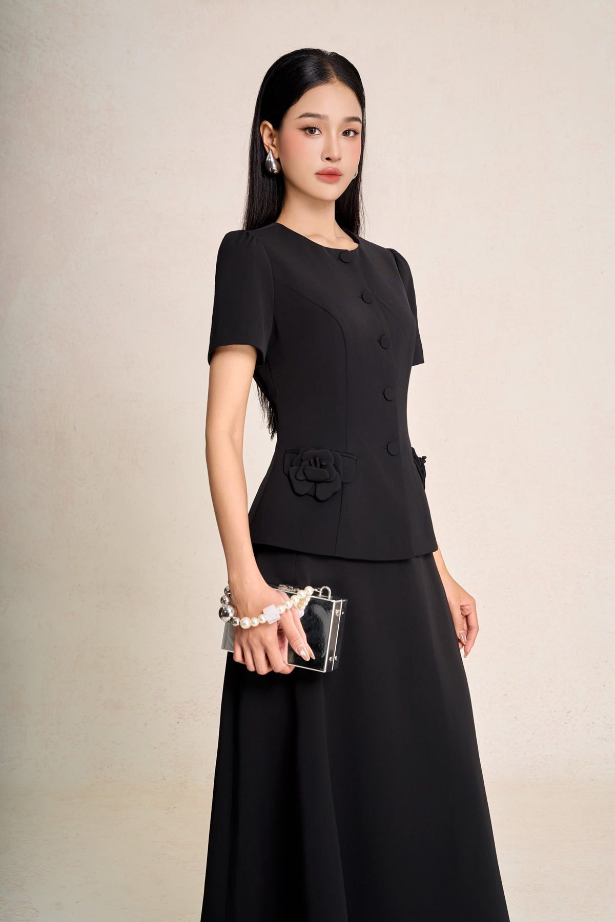 BAD13658 - Áo kiểu công sở vải tuytsi dáng peplum cổ tròn tay cộc thân áo phối khuy bọc đính hoa tạo kiểu - PANTIO
