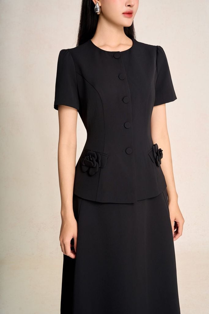 BAD13658 - Áo kiểu công sở vải tuytsi dáng peplum cổ tròn tay cộc thân áo phối khuy bọc đính hoa tạo kiểu - PANTIO