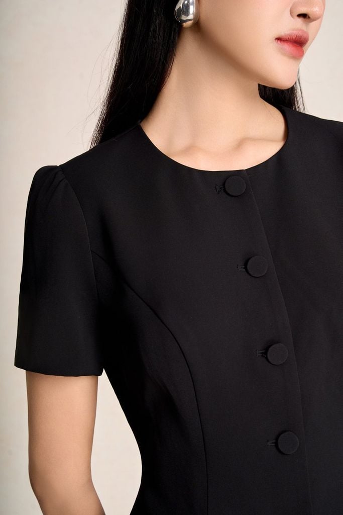 BAD13658 - Áo kiểu công sở vải tuytsi dáng peplum cổ tròn tay cộc thân áo phối khuy bọc đính hoa tạo kiểu - PANTIO