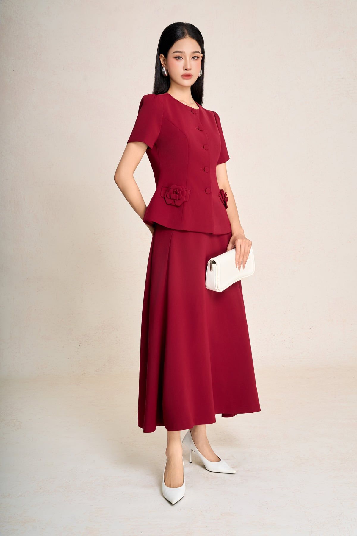 BAD13658 - Áo kiểu công sở vải tuytsi dáng peplum cổ tròn tay cộc thân áo phối khuy bọc đính hoa tạo kiểu - PANTIO