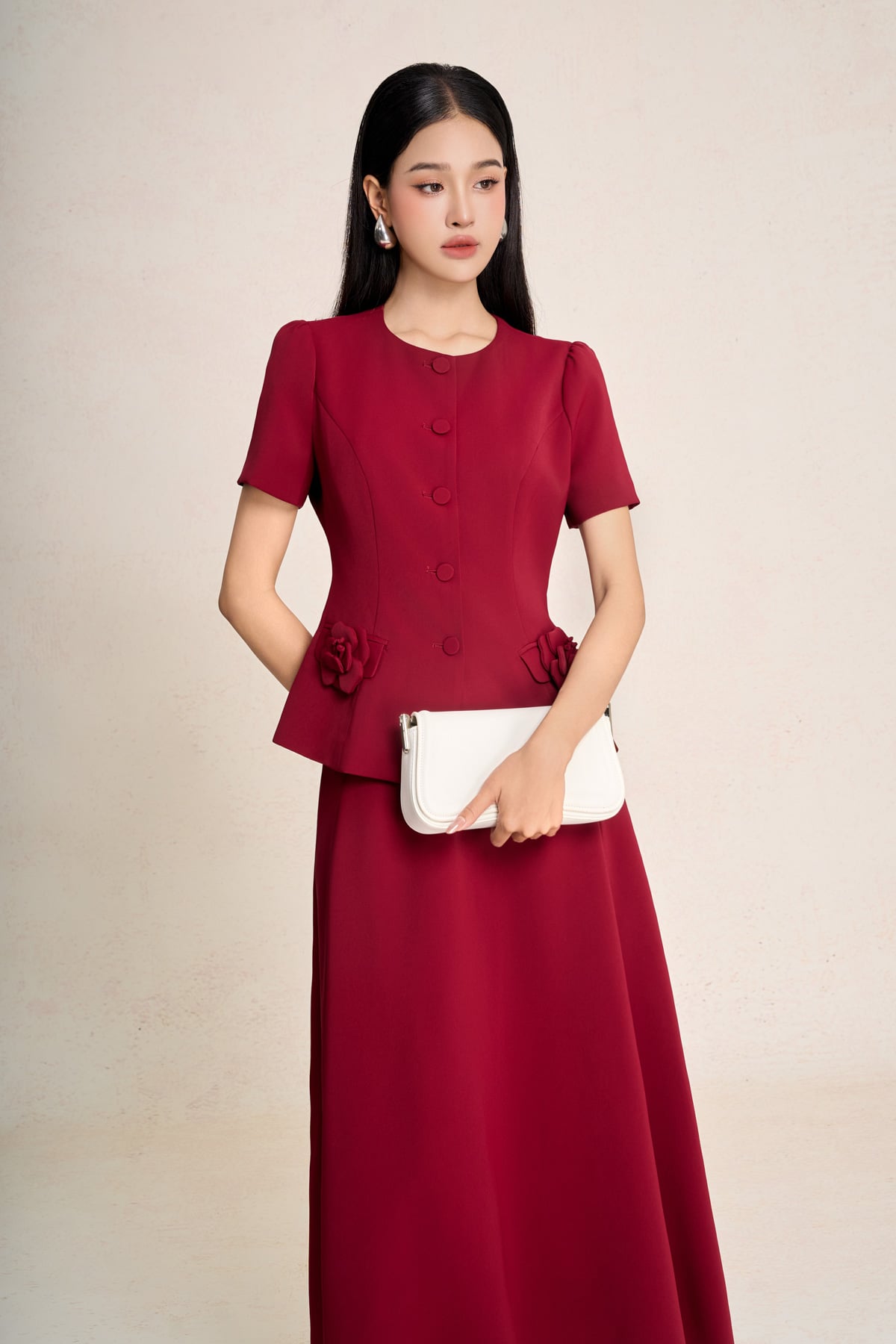 BAD13658 - Áo kiểu công sở vải tuytsi dáng peplum cổ tròn tay cộc thân áo phối khuy bọc đính hoa tạo kiểu - PANTIO