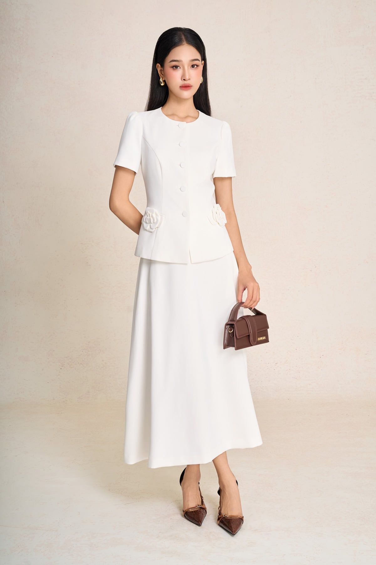 BAD13658 - Áo kiểu công sở vải tuytsi dáng peplum cổ tròn tay cộc thân áo phối khuy bọc đính hoa tạo kiểu - PANTIO