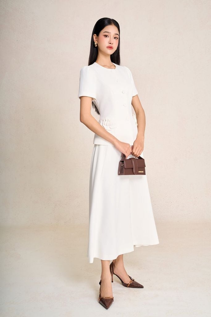 BAD13658 - Áo kiểu công sở vải tuytsi dáng peplum cổ tròn tay cộc thân áo phối khuy bọc đính hoa tạo kiểu - PANTIO