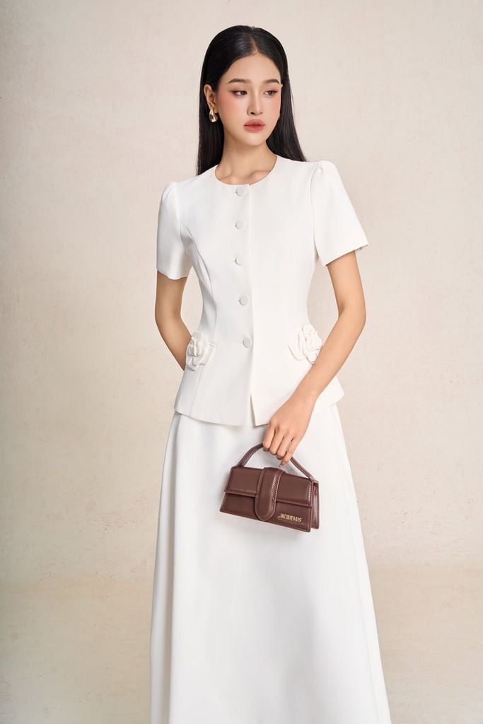 BAD13658 - Áo kiểu công sở vải tuytsi dáng peplum cổ tròn tay cộc thân áo phối khuy bọc đính hoa tạo kiểu - PANTIO