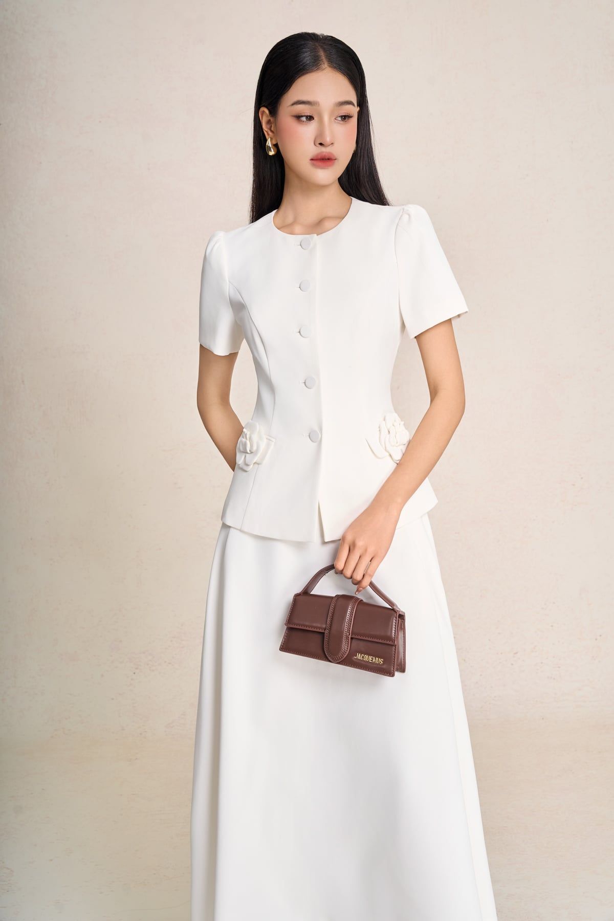 BAD13658 - Áo kiểu công sở vải tuytsi dáng peplum cổ tròn tay cộc thân áo phối khuy bọc đính hoa tạo kiểu - PANTIO