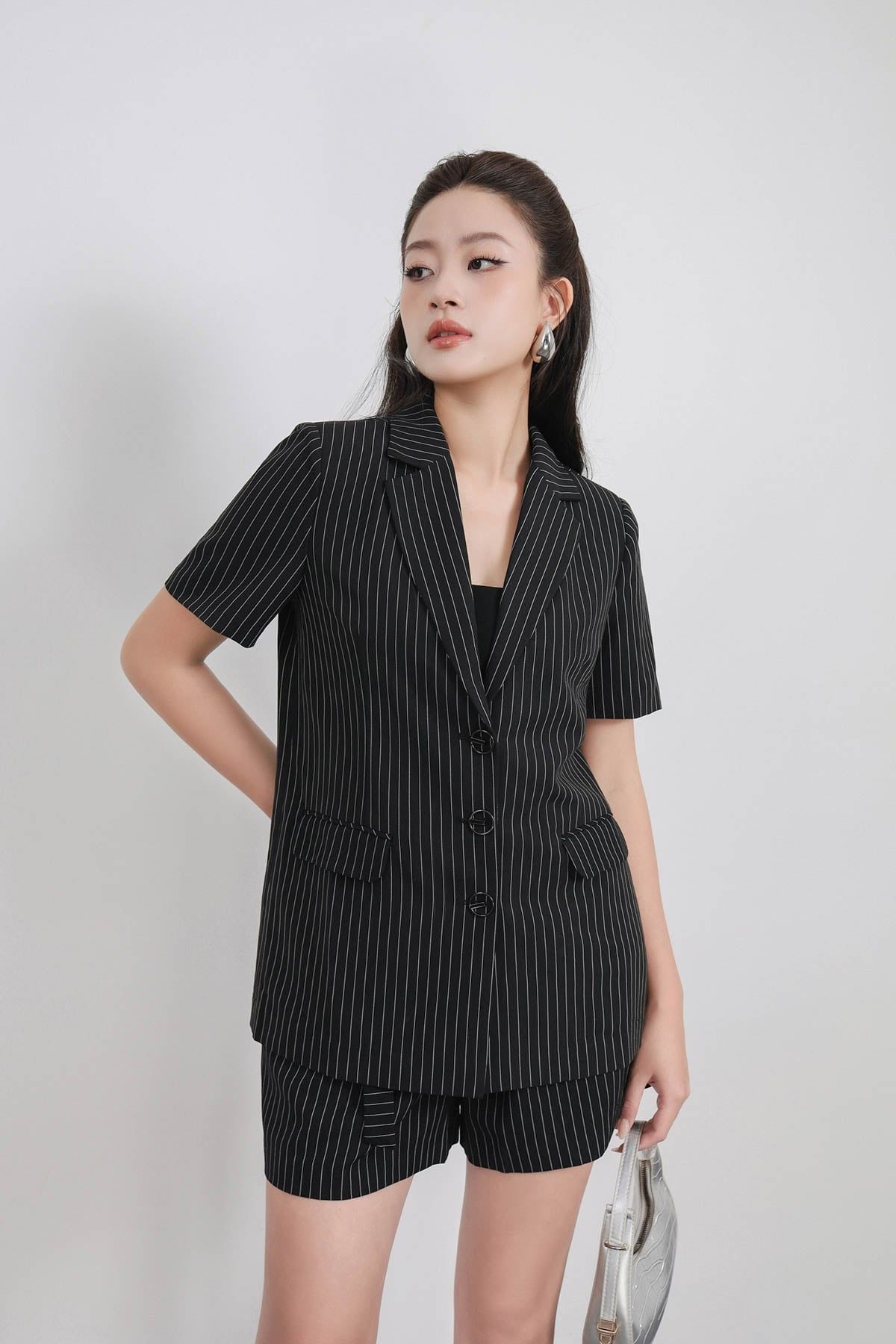 BAD33488 - Áo vest công sở vải thô kẻ dáng suông cổ hai ve tay cộc thân áo đính khuy thời trang có túi áo tạo kiểu - PANTIO