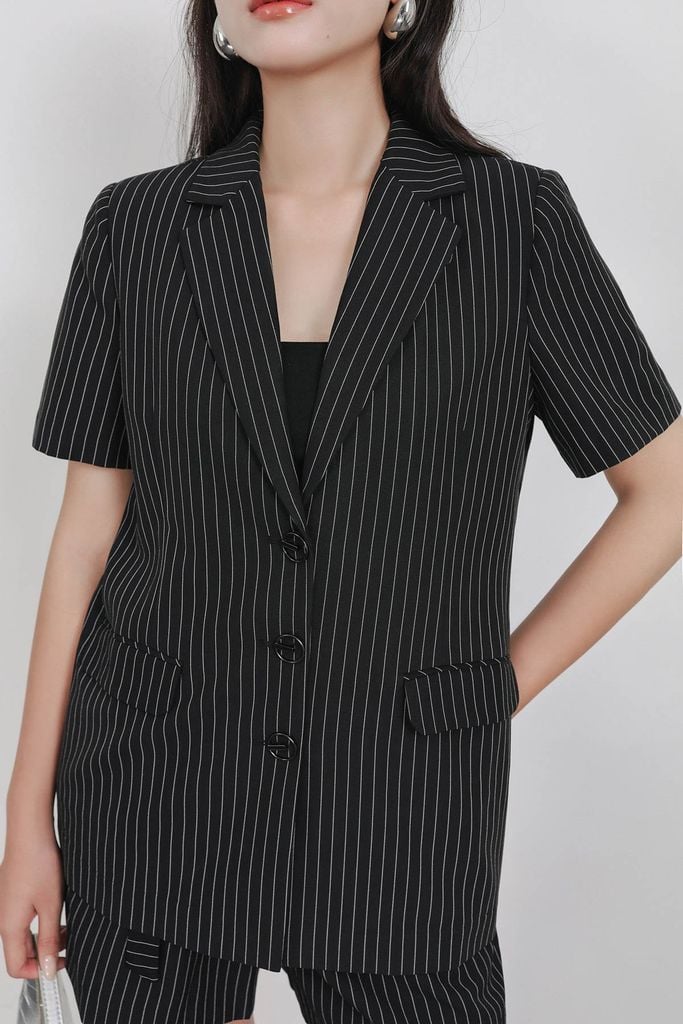 BAD33488 - Áo vest công sở vải thô kẻ dáng suông cổ hai ve tay cộc thân áo đính khuy thời trang có túi áo tạo kiểu - PANTIO