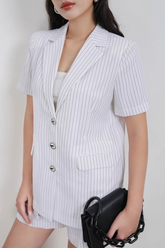 BAD33488 - Áo vest công sở vải thô kẻ dáng suông cổ hai ve tay cộc thân áo đính khuy thời trang có túi áo tạo kiểu - PANTIO