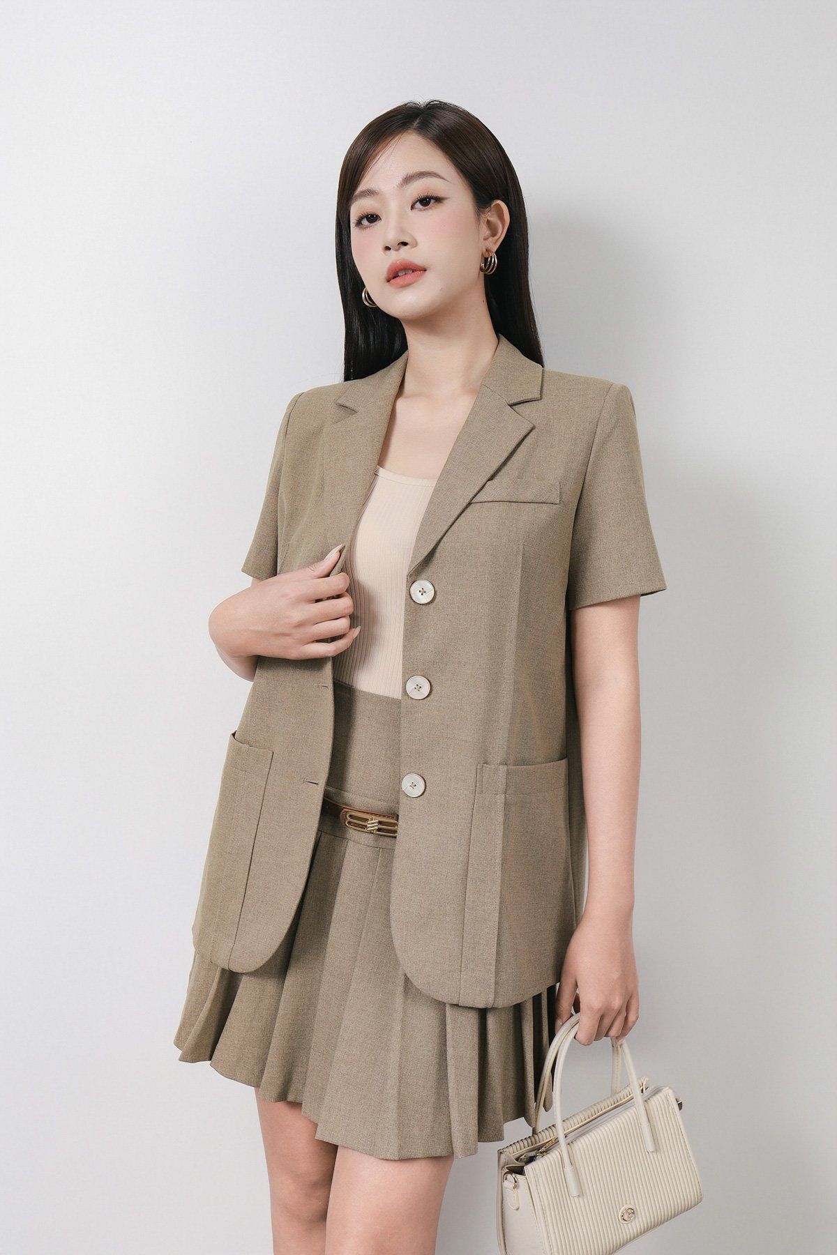 BAD33500 - Áo vest công sở vải thô ánh nhũ cổ hai ve tay ngắn thân áo phối đường gân tạo kiểu cài khuy thân trước - PANTIO