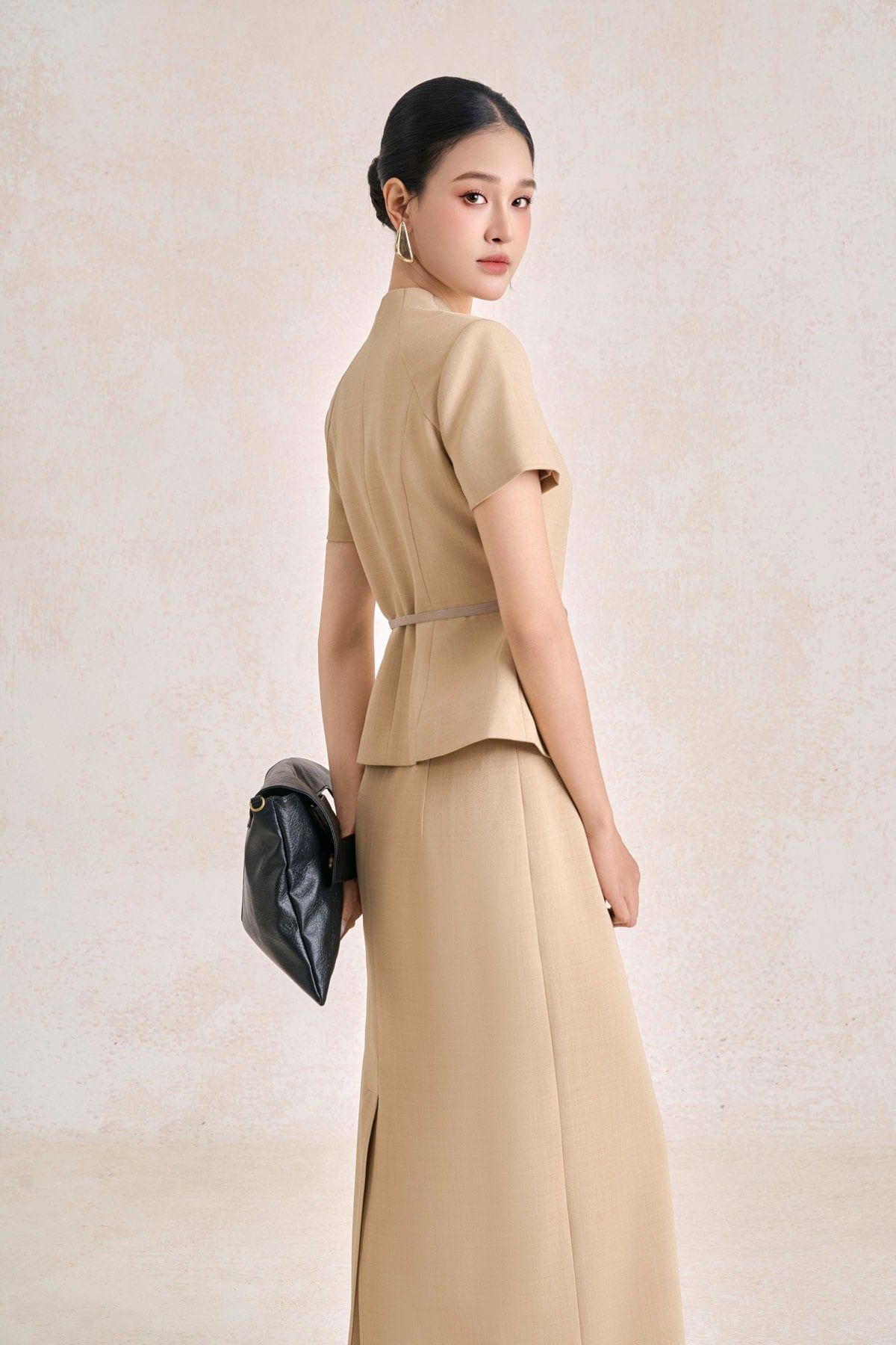 BAD33783 - Áo kiểu công sở vải thô dáng peplum cổ xẻ V tay cộc thân áo phối khoá kim loại kèm dây lưung tạo kiểu - tỷ lệ kèo 8899