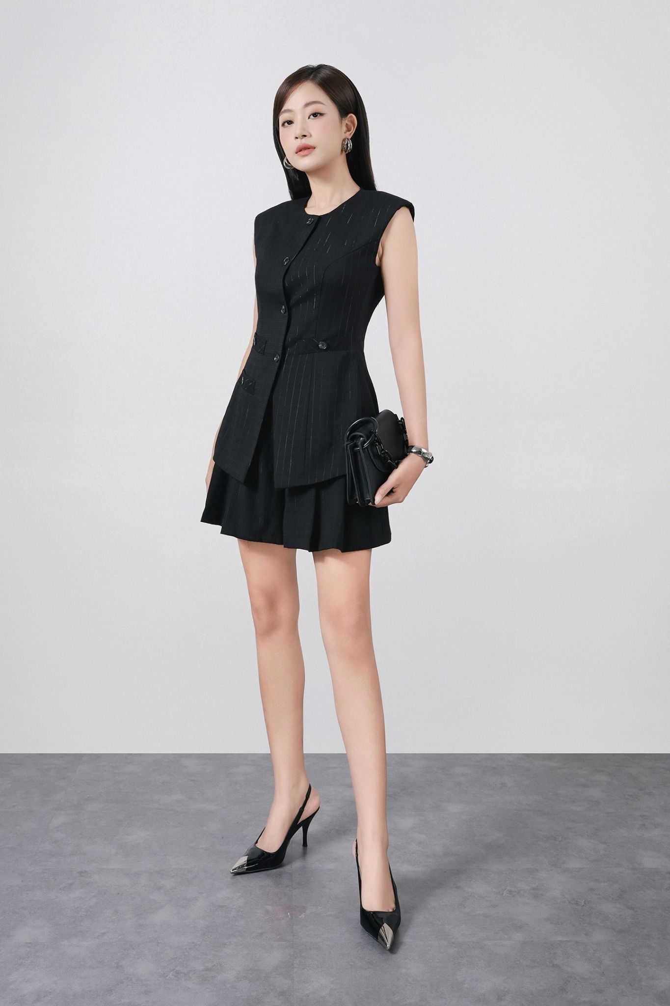 BAD73580 - Áo kiểu công sở vải thô mỏng dáng ôm cổ tròn không tay có đệm vai thân áo có túi thời trang cài khuy thân trước - PANTIO