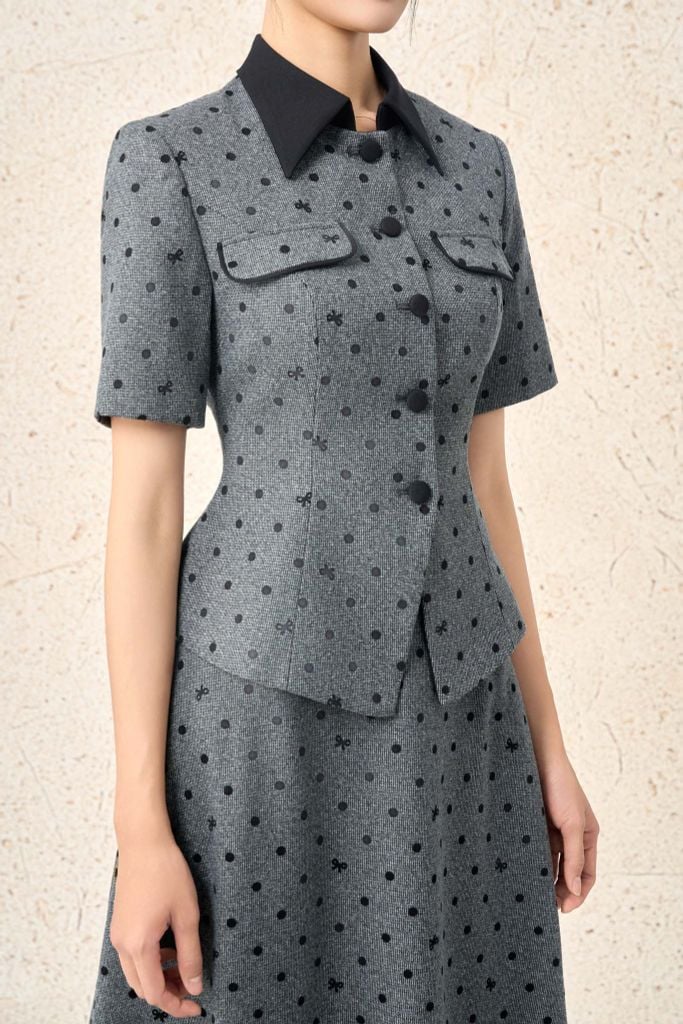 BAD93617 - Áo kiểu công sở vải thô nhung dáng ôm chiết eo cổ bẻ tay ngắn ngực áo đính nắp túi ốp tạo kiểu cài khuy thân trước - PANTIO