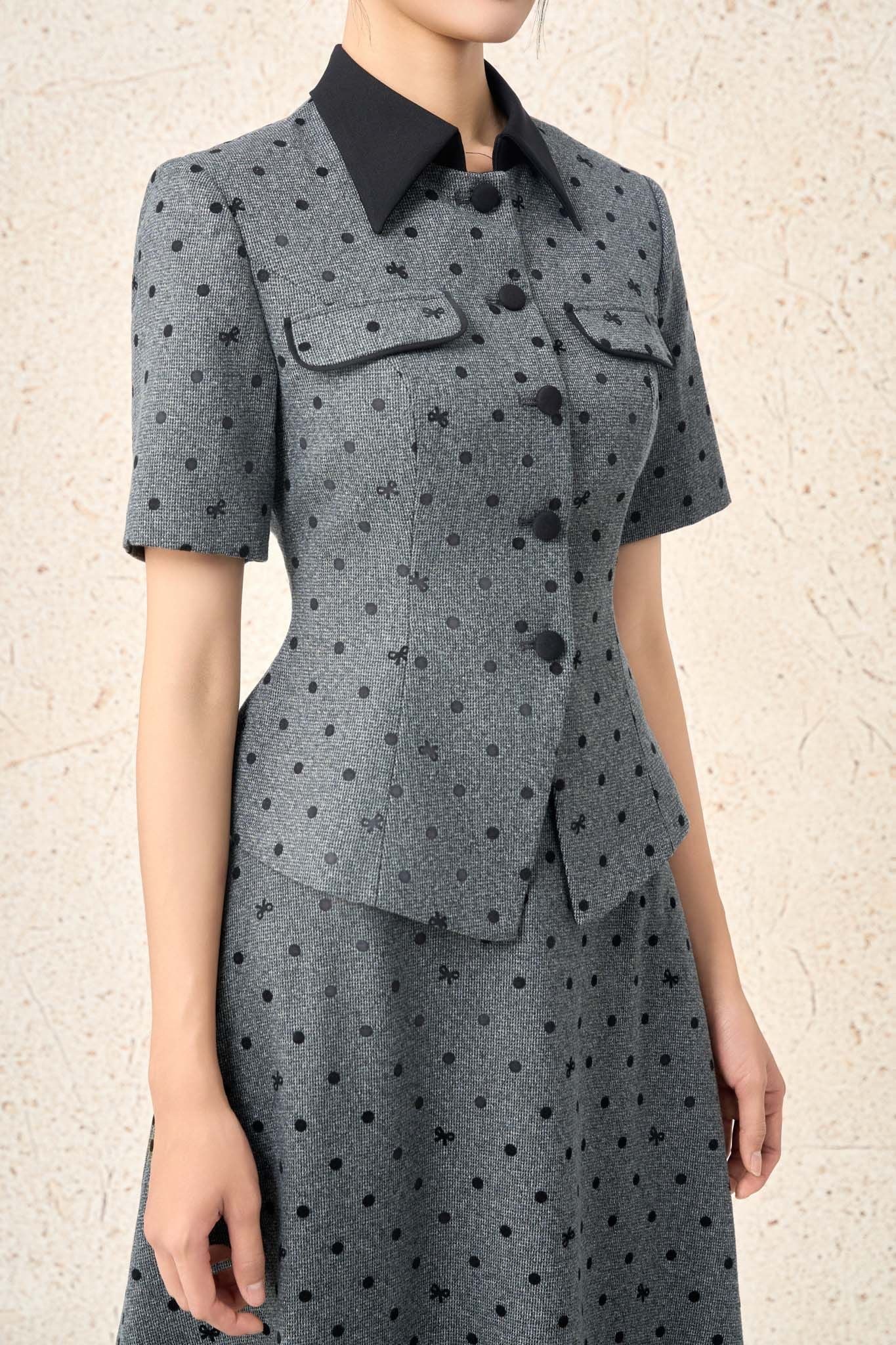 BAD93617 - Áo kiểu công sở vải thô nhung dáng ôm chiết eo cổ bẻ tay ngắn ngực áo đính nắp túi ốp tạo kiểu cài khuy thân trước - PANTIO