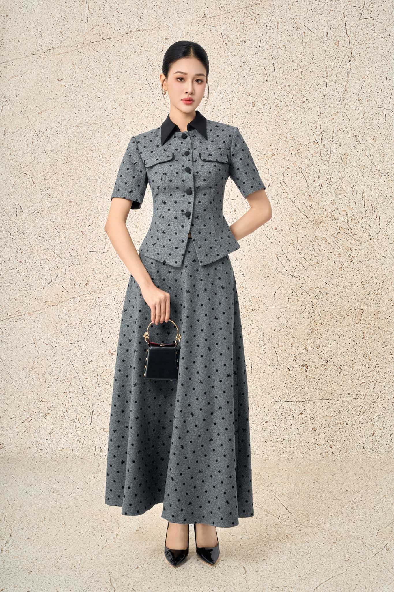 BAD93617 - Áo kiểu công sở vải thô nhung dáng ôm chiết eo cổ bẻ tay ngắn ngực áo đính nắp túi ốp tạo kiểu cài khuy thân trước - PANTIO