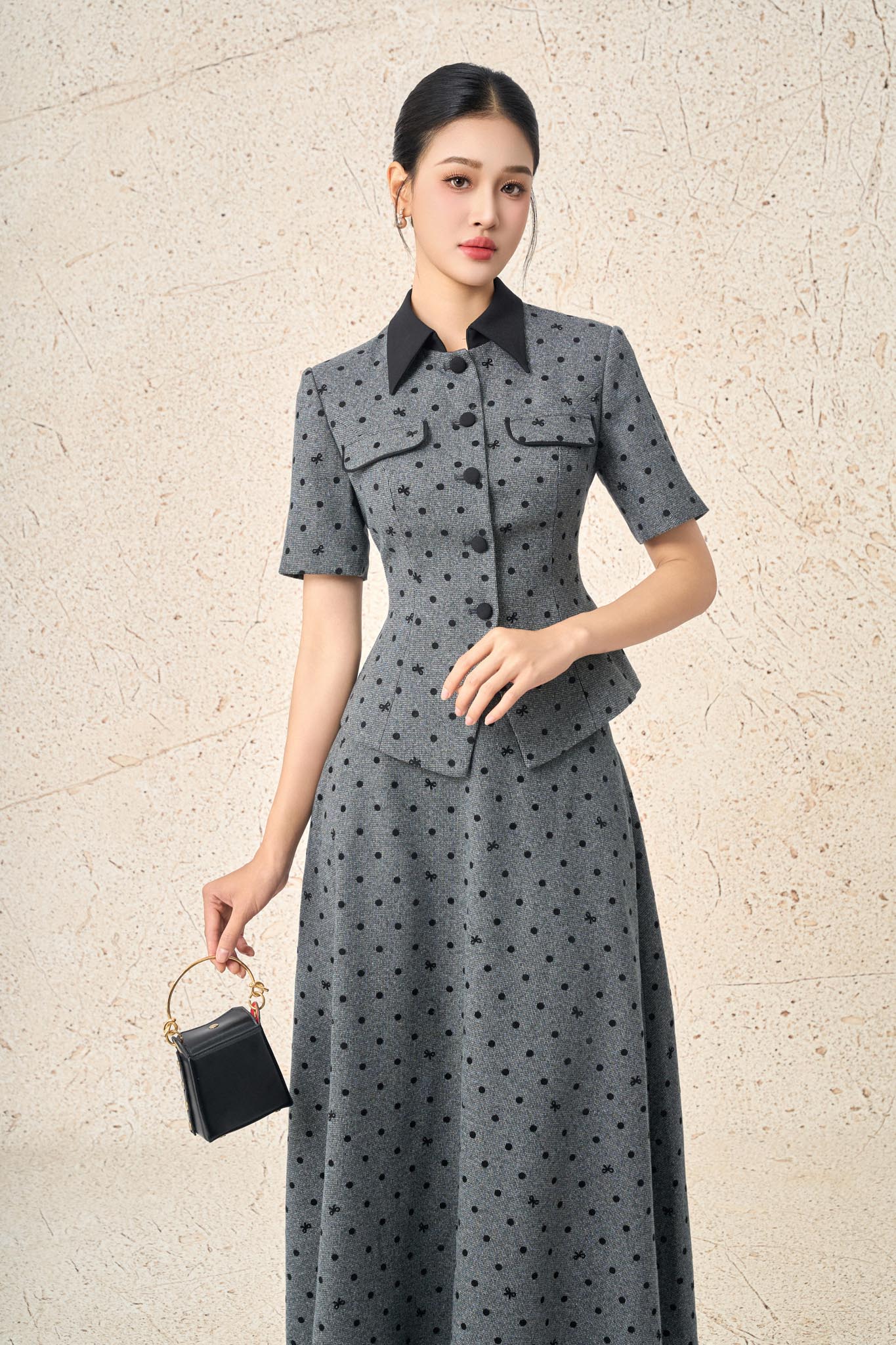 BAD93617 - Áo kiểu công sở vải thô nhung dáng ôm chiết eo cổ bẻ tay ngắn ngực áo đính nắp túi ốp tạo kiểu cài khuy thân trước - PANTIO