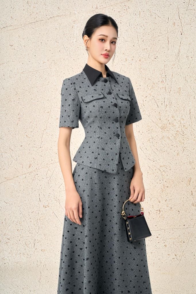 BAD93617 - Áo kiểu công sở vải thô nhung dáng ôm chiết eo cổ bẻ tay ngắn ngực áo đính nắp túi ốp tạo kiểu cài khuy thân trước - PANTIO