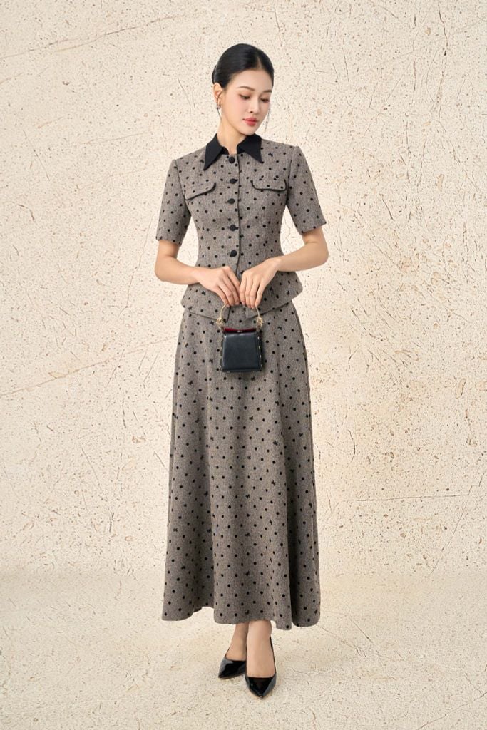 BAD93617 - Áo kiểu công sở vải thô nhung dáng ôm chiết eo cổ bẻ tay ngắn ngực áo đính nắp túi ốp tạo kiểu cài khuy thân trước - PANTIO