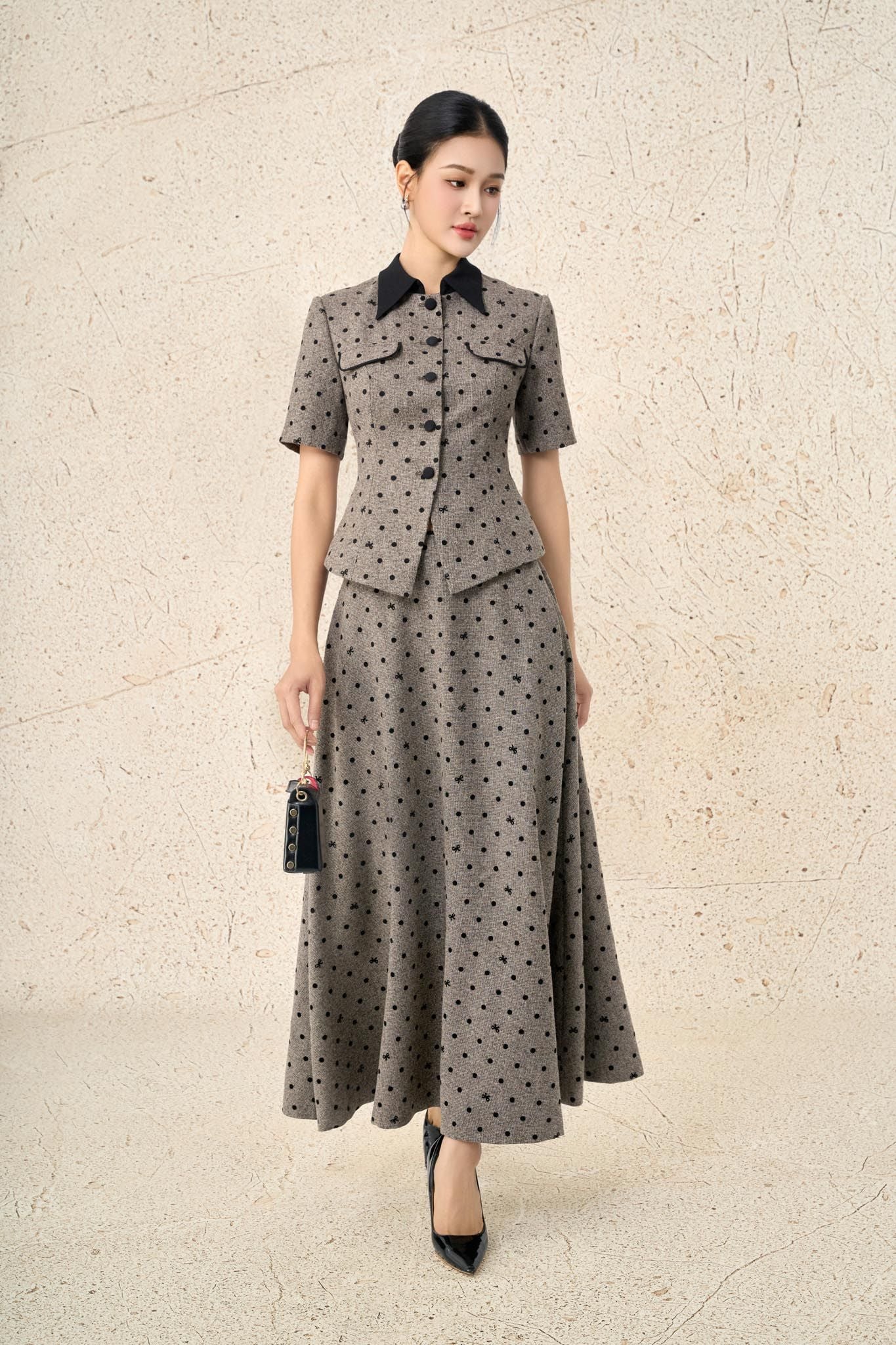 BAD93617 - Áo kiểu công sở vải thô nhung dáng ôm chiết eo cổ bẻ tay ngắn ngực áo đính nắp túi ốp tạo kiểu cài khuy thân trước - PANTIO