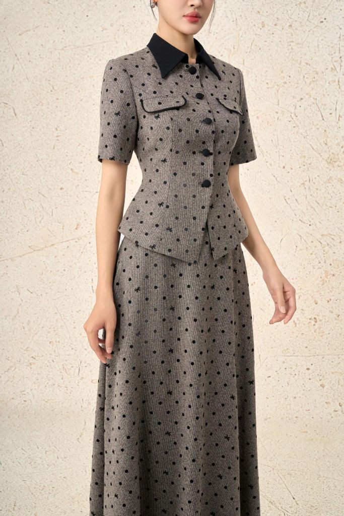 BAD93617 - Áo kiểu công sở vải thô nhung dáng ôm chiết eo cổ bẻ tay ngắn ngực áo đính nắp túi ốp tạo kiểu cài khuy thân trước - PANTIO