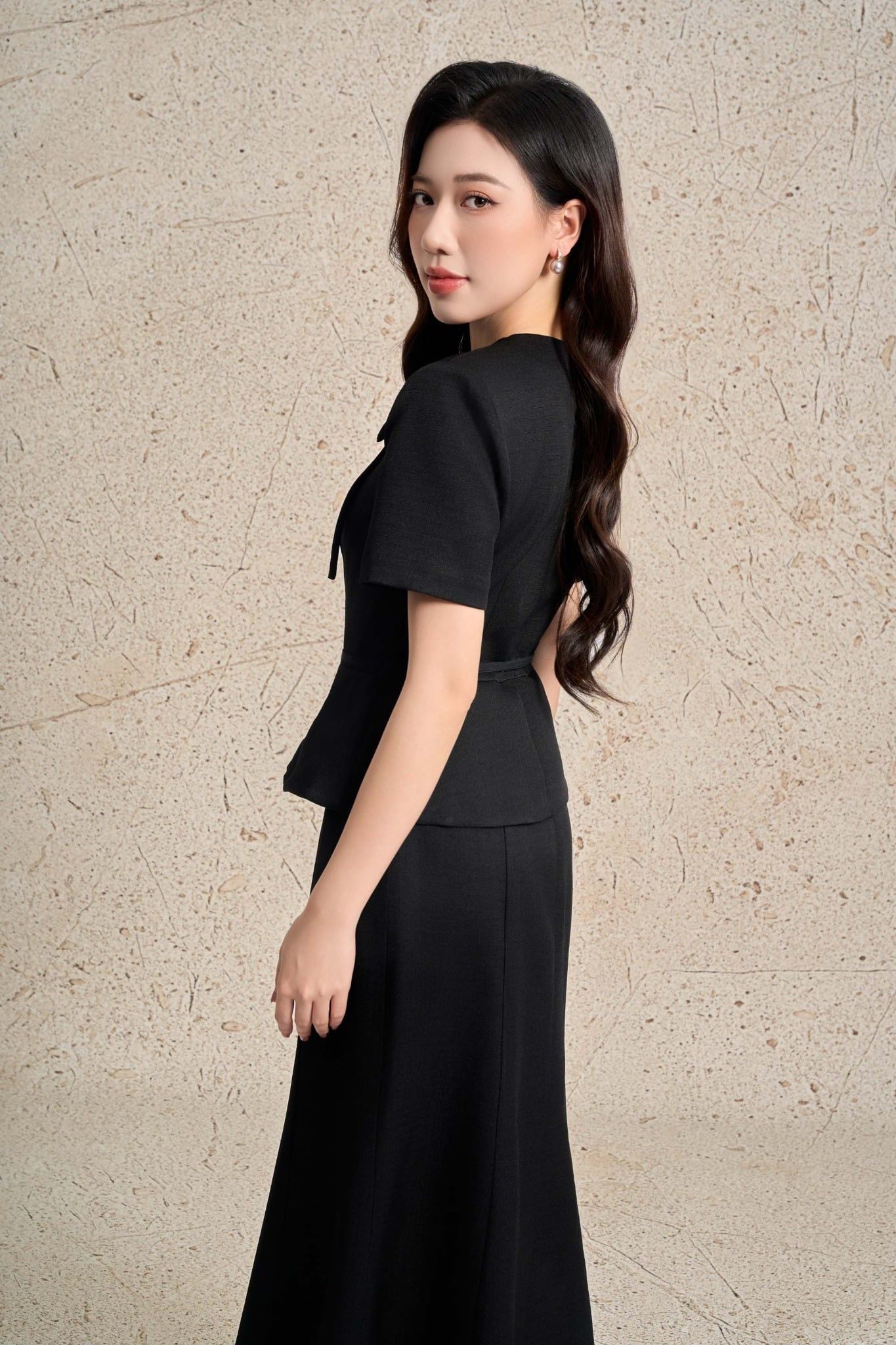 BAD93641 - Áo kiểu công sở vải thô dày dáng peplum cổ tròn tay phồng nhẹ ngực áo đính hoa kèm dây đai tạo kiểu - PANTIO