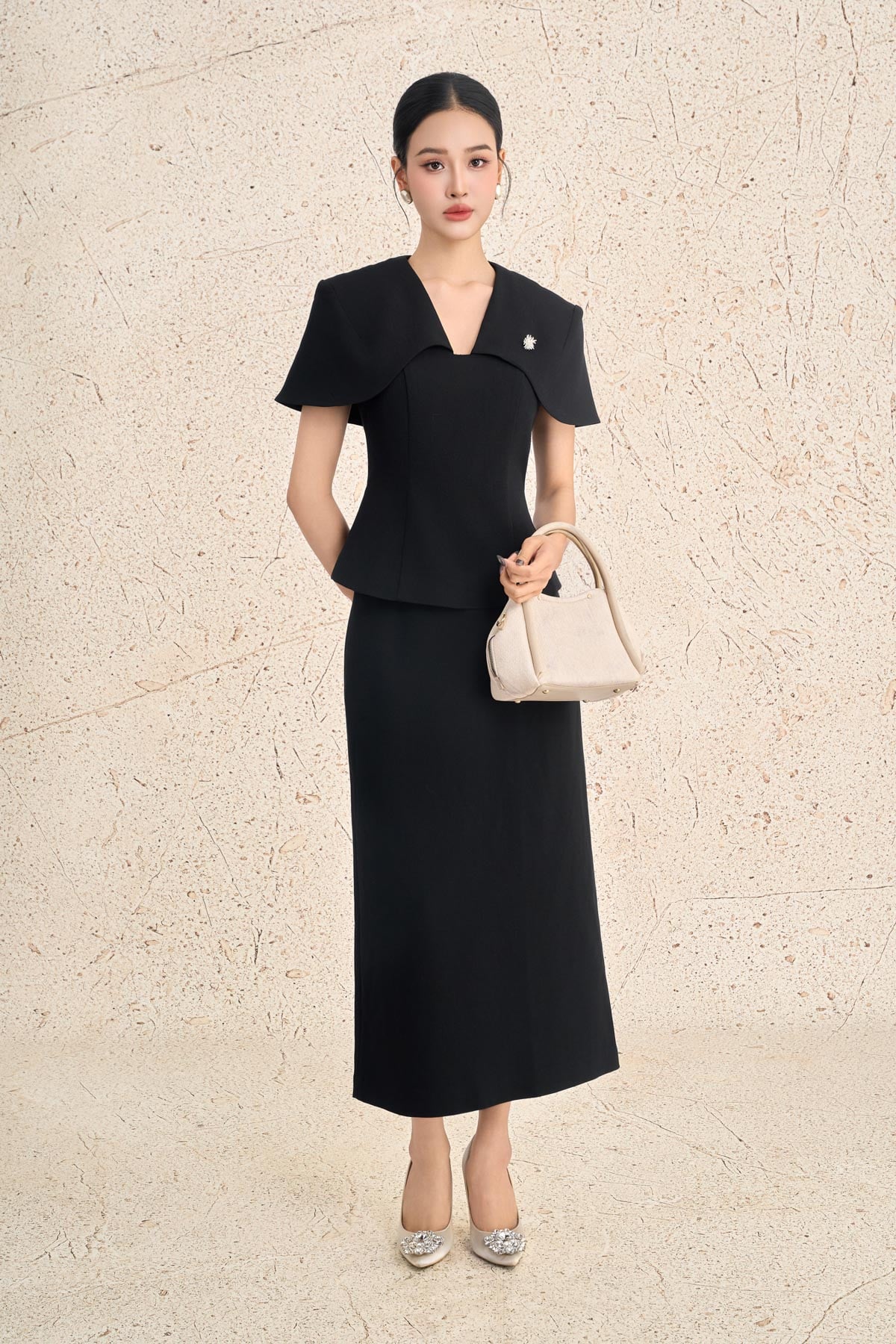 BAD93646 - Áo kiểu công sở vải thô đũi dáng ôm cổ xẻ V tay choàng vai cách điệu khoá thân sau - PANTIO