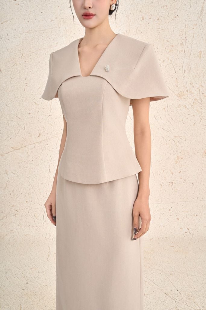 BAD93646 - Áo kiểu công sở vải thô đũi dáng ôm cổ xẻ V tay choàng vai cách điệu khoá thân sau - PANTIO