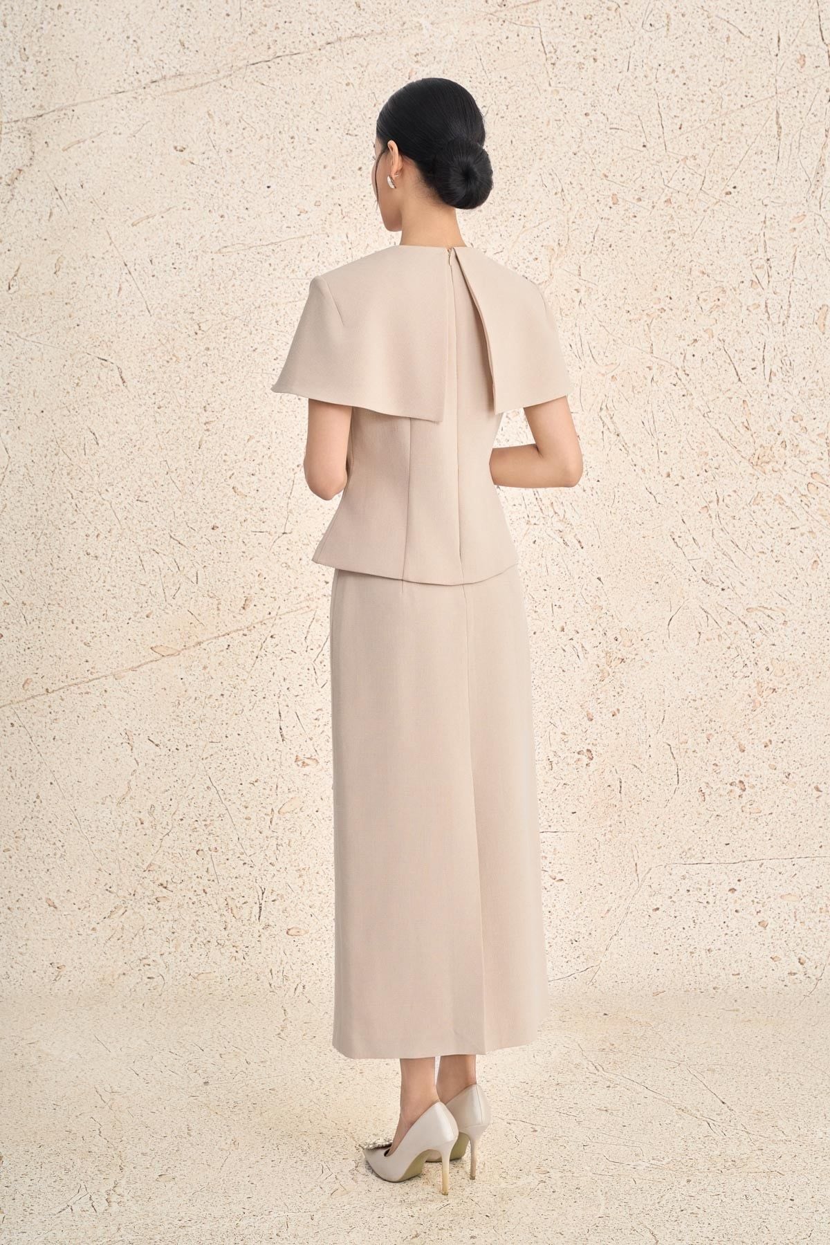 BAD93646 - Áo kiểu công sở vải thô đũi dáng ôm cổ xẻ V tay choàng vai cách điệu khoá thân sau - PANTIO