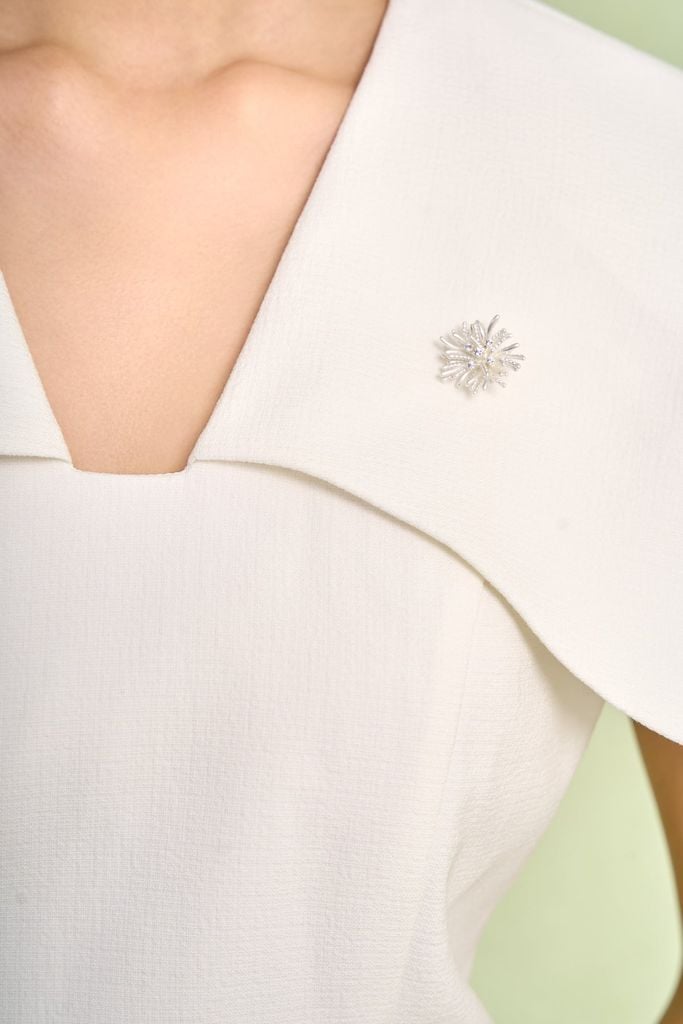 BAD93646 - Áo kiểu công sở vải thô đũi dáng ôm cổ xẻ V tay choàng vai cách điệu khoá thân sau - PANTIO