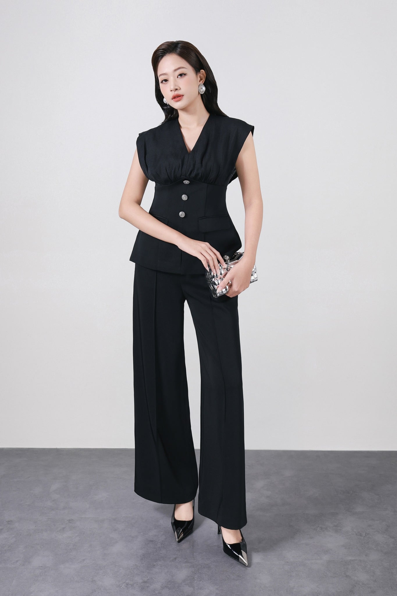 BAK13362 - Áo sơ mi kiểu công sở vải tơ dáng ôm cổ xẻ V vai chờm thân áo đính khuy đá tạo kiểu khoá thân sau - PANTIO