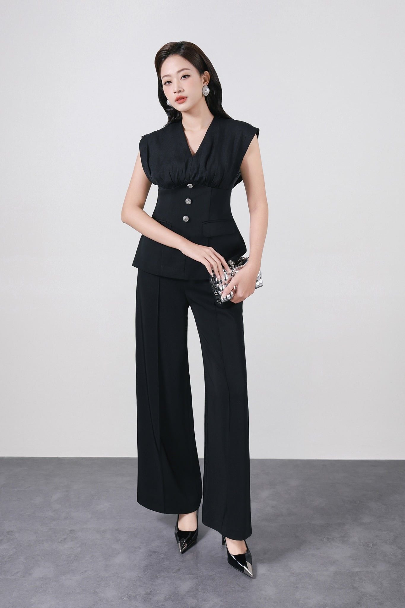 BAK13362 - Áo sơ mi kiểu công sở vải tơ dáng ôm cổ xẻ V vai chờm thân áo đính khuy đá tạo kiểu khoá thân sau - PANTIO