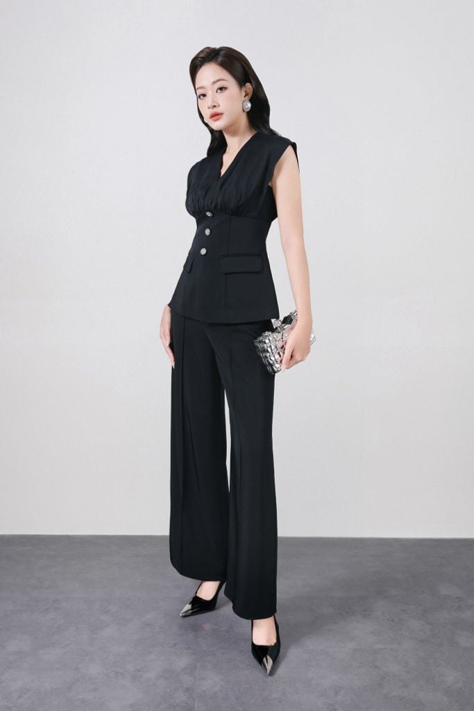 BAK13362 - Áo sơ mi kiểu công sở vải tơ dáng ôm cổ xẻ V vai chờm thân áo đính khuy đá tạo kiểu khoá thân sau - PANTIO