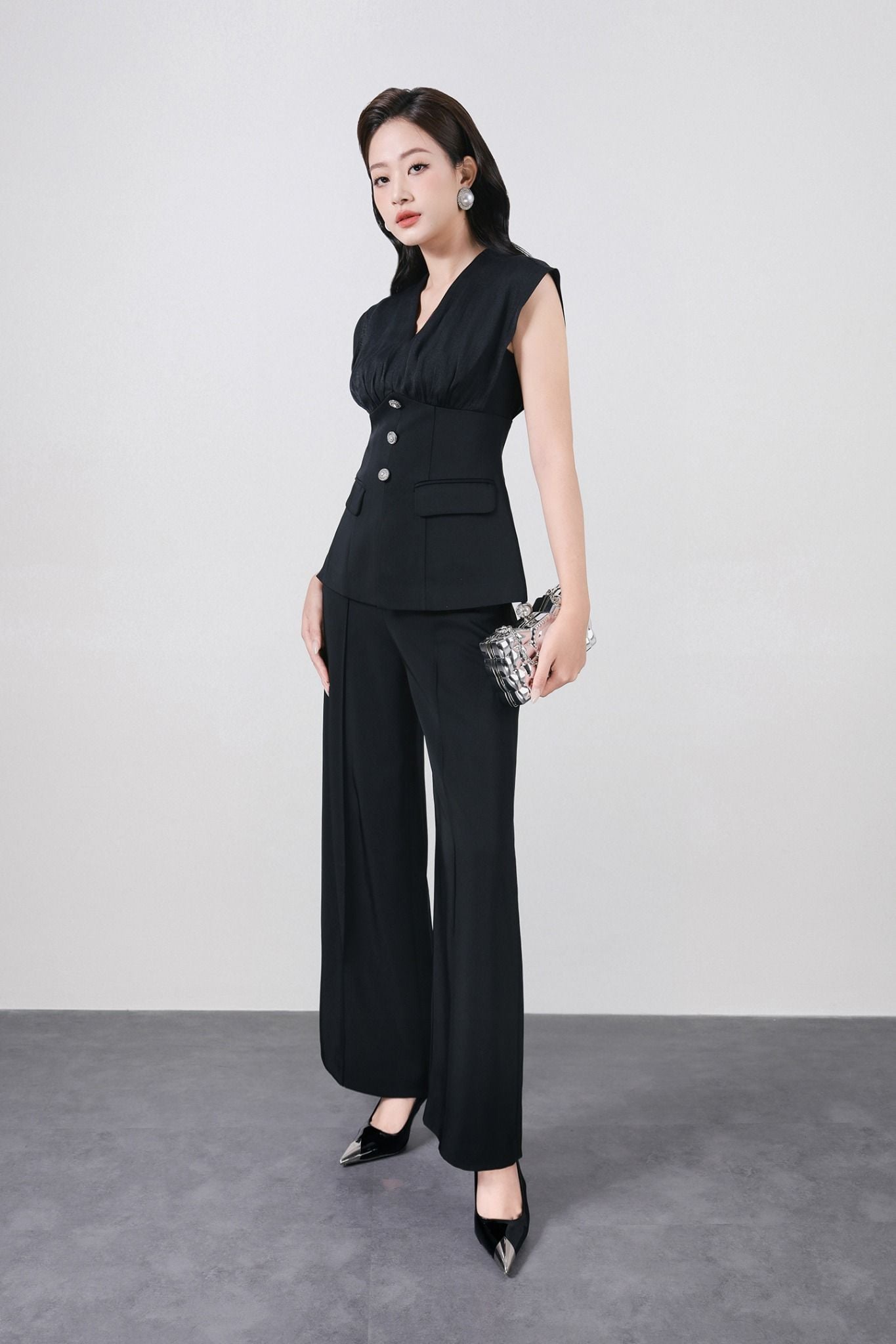 BAK13362 - Áo sơ mi kiểu công sở vải tơ dáng ôm cổ xẻ V vai chờm thân áo đính khuy đá tạo kiểu khoá thân sau - PANTIO