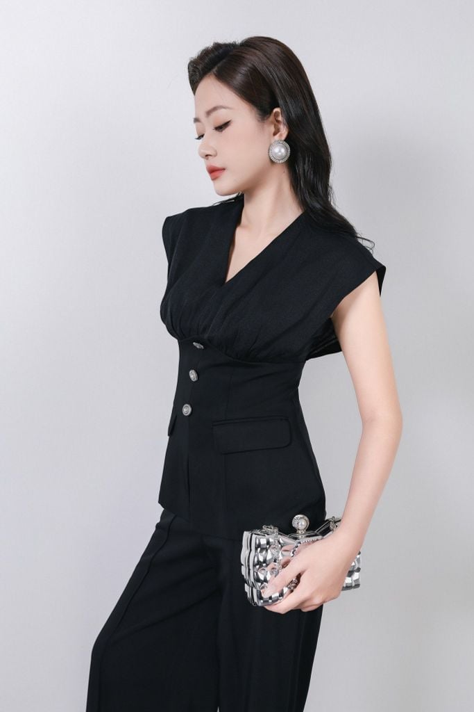 BAK13362 - Áo sơ mi kiểu công sở vải tơ dáng ôm cổ xẻ V vai chờm thân áo đính khuy đá tạo kiểu khoá thân sau - PANTIO