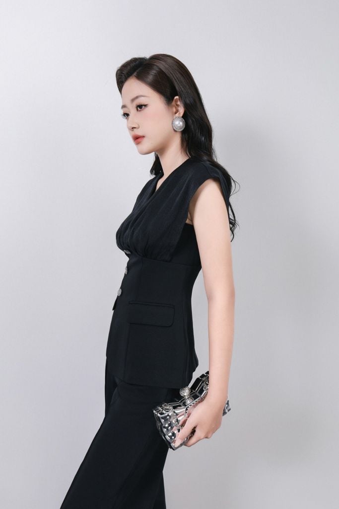 BAK13362 - Áo sơ mi kiểu công sở vải tơ dáng ôm cổ xẻ V vai chờm thân áo đính khuy đá tạo kiểu khoá thân sau - PANTIO