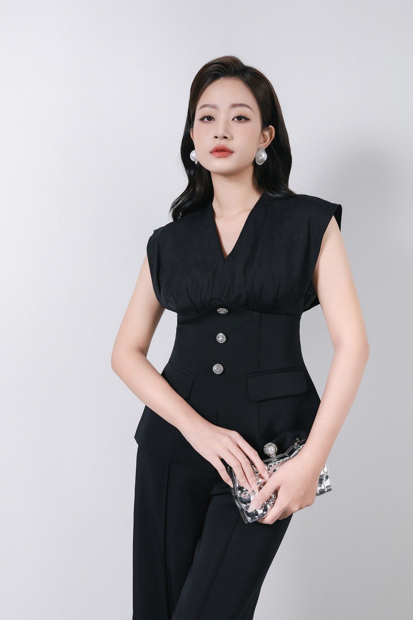 BAK13362 - Áo sơ mi kiểu công sở vải tơ dáng ôm cổ xẻ V vai chờm thân áo đính khuy đá tạo kiểu khoá thân sau - PANTIO