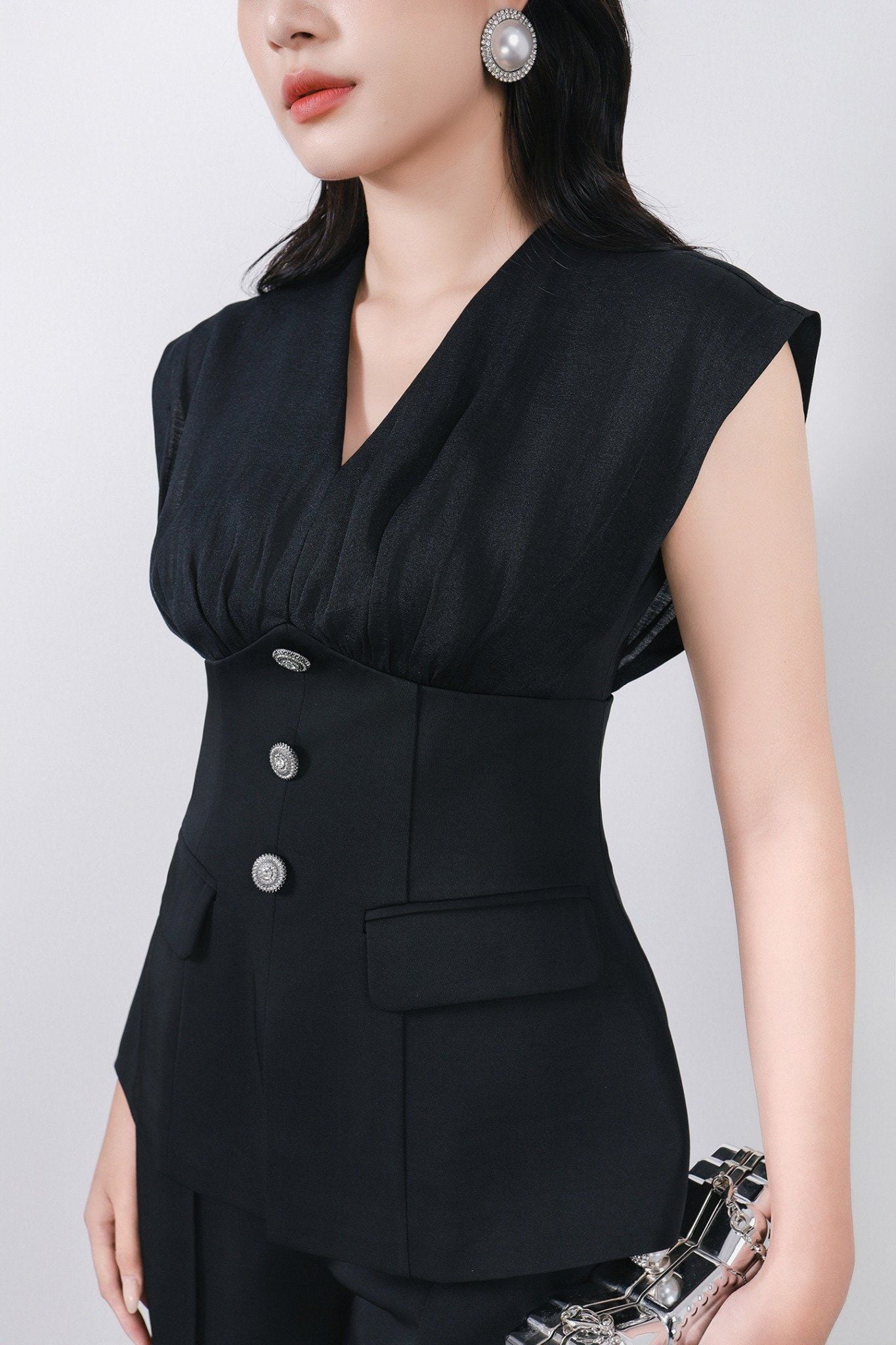 BAK13362 - Áo sơ mi kiểu công sở vải tơ dáng ôm cổ xẻ V vai chờm thân áo đính khuy đá tạo kiểu khoá thân sau - PANTIO