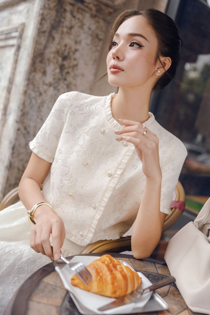 BAK13377 - Áo kiểu công sở vải tơ nhăn phối ren hoa cao cấp dáng croptop cổ tròn viền ren tay bồng nhẹ thân áo đính khuy đá thời trang - PANTIO