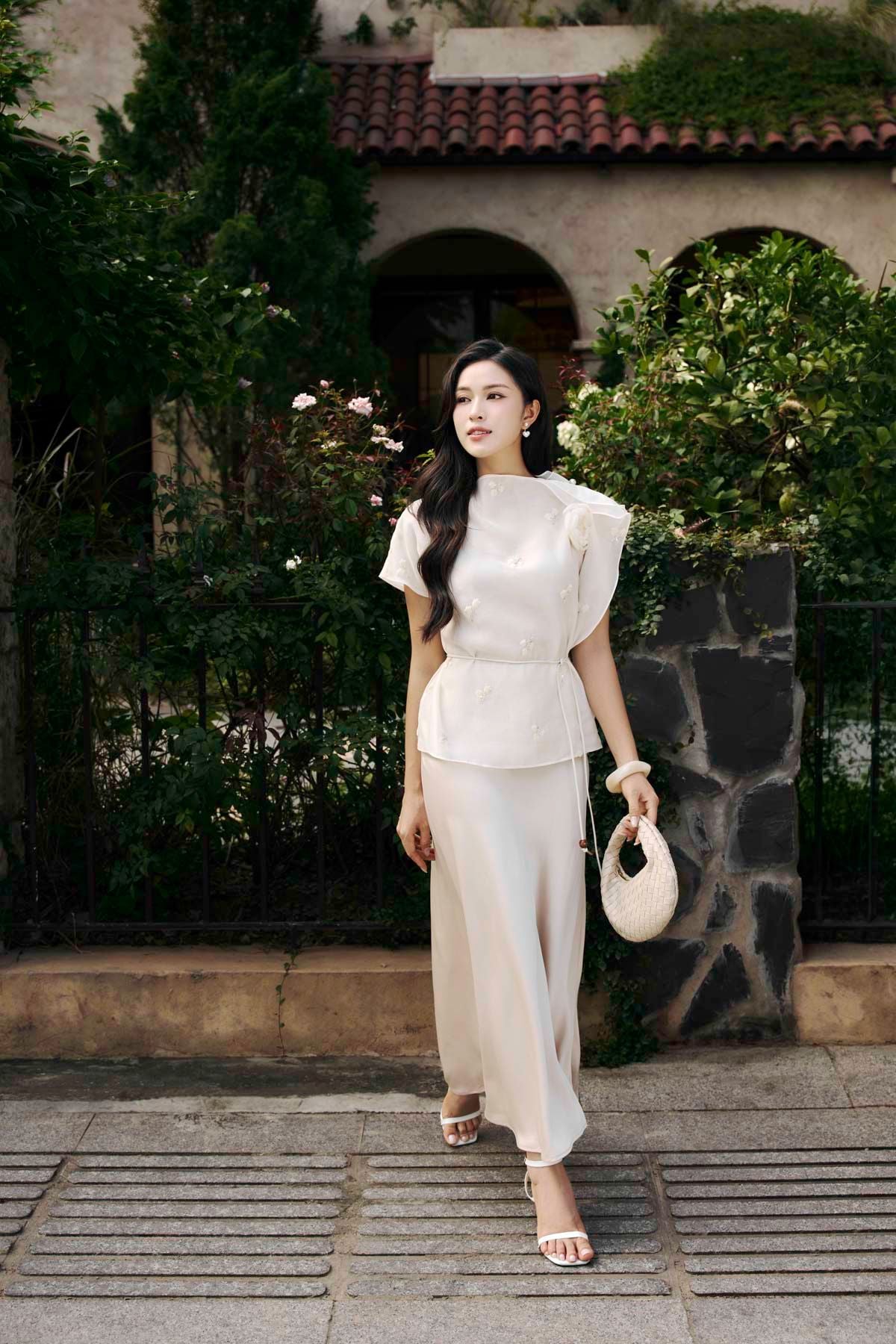 BAK13657 - Áo kiểu công sở vải tơ dáng suông cổ kiểu thân áo cách điệu kèm hoa 3D tạo kiểu - PANTIO