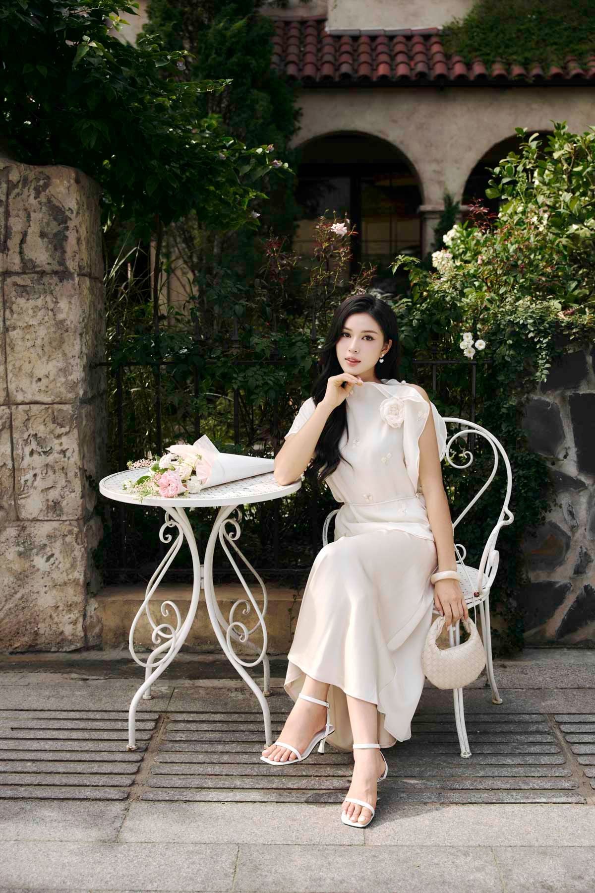 BAK13657 - Áo kiểu công sở vải tơ dáng suông cổ kiểu thân áo cách điệu kèm hoa 3D tạo kiểu - PANTIO